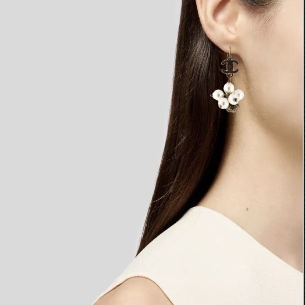 Chanel 04 A Vintage Elegant Pearl Cluster Earrings - Picture 5 of 12